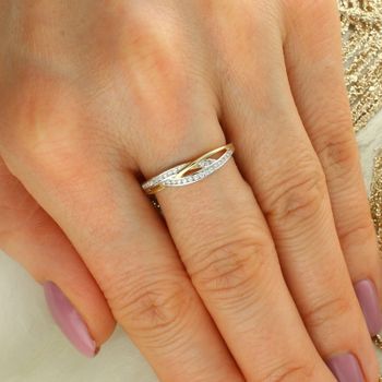 Złoty pierścionek damski wysadzany cyrkoniami z kolekcji Eternity. Elegancka biżuteria z białego i żółtego złota – idealny prezent na Walentynki lub wyjątkową okazję.4.jpg